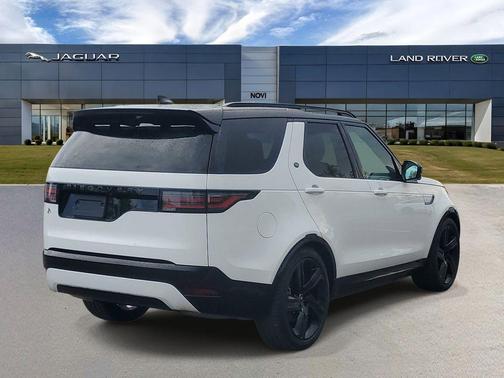 Fuji White 2025 Land Rover Discovery P300 Dynamic SE
