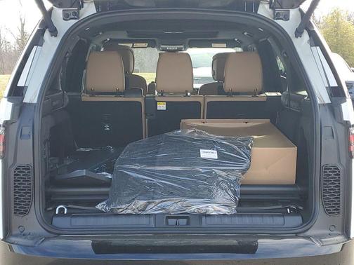 Fuji White 2025 Land Rover Discovery P300 Dynamic SE