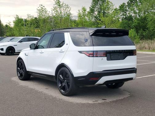 Fuji White 2025 Land Rover Discovery P300 Dynamic SE