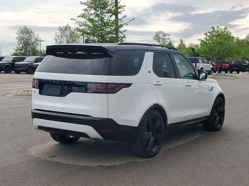 Fuji White 2025 Land Rover Discovery P300 Dynamic SE
