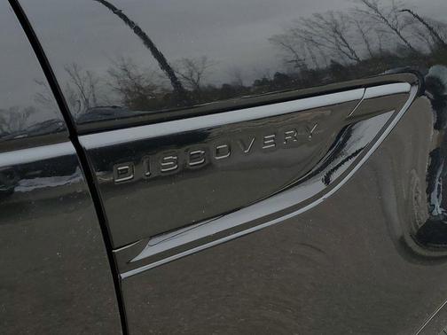 Santorini Black 2026 Land Rover Discovery Dynamic SE