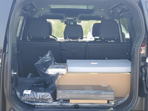 2025 Land Rover Defender 110 P400 X-Dynamic SE