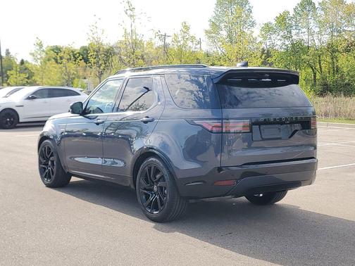 Varesine Blue Metallic 2025 Land Rover Discovery P300 Dynamic SE
