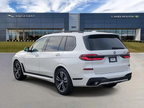 Mineral White Metallic 2024 BMW X7 xDrive40i