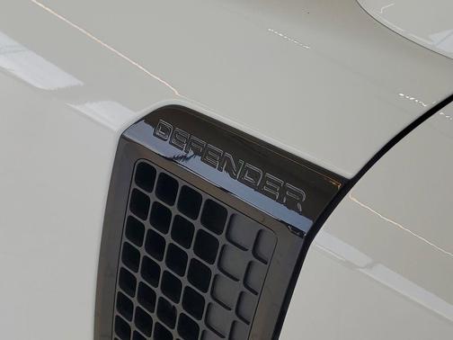 Fuji White 2025 Land Rover Defender 110 P400 X-Dynamic SE