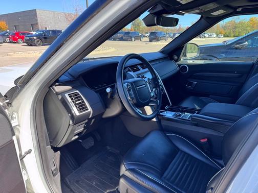 White 2018 Land Rover Discovery HSE