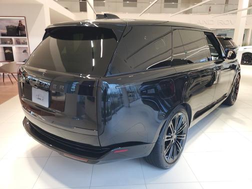 Santorini Black 2026 Land Rover Range Rover SE