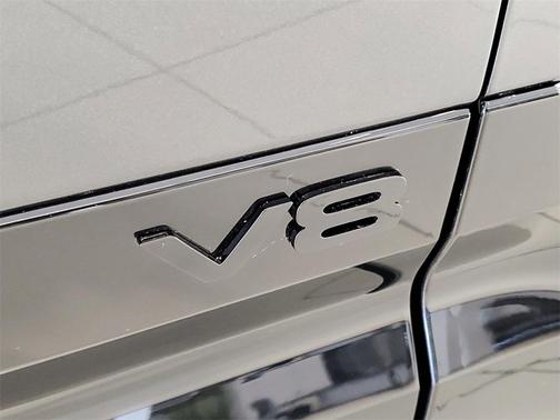 2026 Land Rover Defender 110 V8