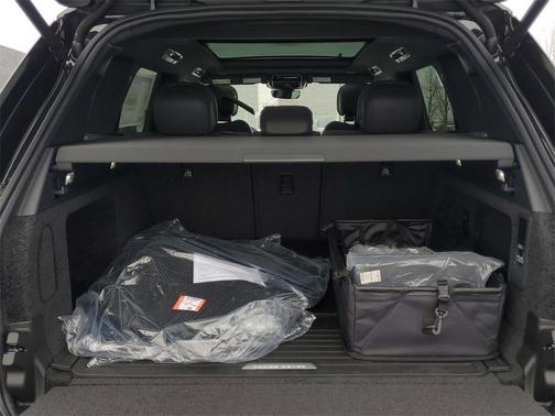 2026 Land Rover Range Rover P550e SE