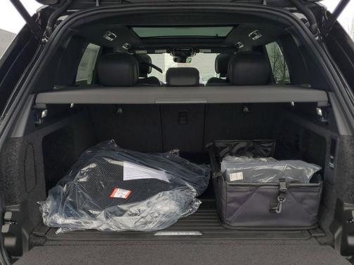 2026 Land Rover Range Rover P550e SE