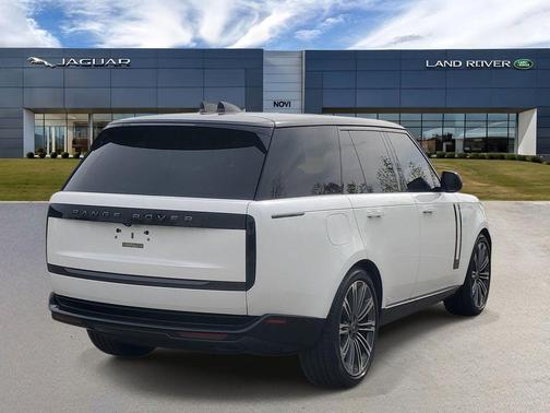 Ostuni Pearl White Metallic 2024 Land Rover Range Rover P400 SE