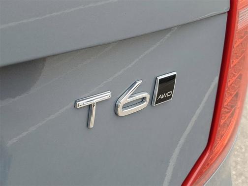 2022 Volvo XC90 T6 Momentum