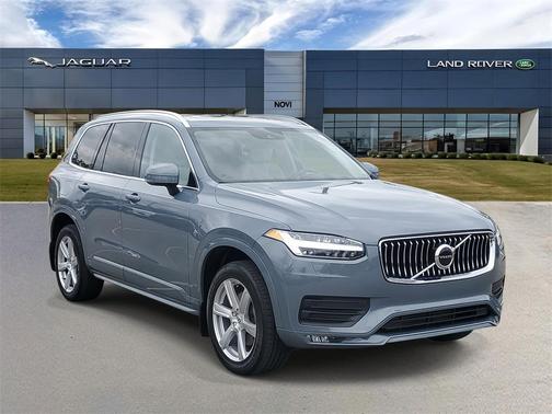 2022 Volvo XC90 T6 Momentum