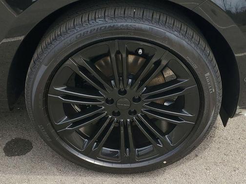 Santorini Black 2026 Land Rover Range Rover P400 SE 7 Seat