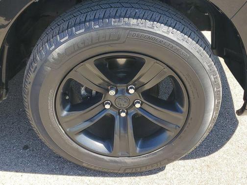 Brilliant Black Crystal Pearlcoat 2017 RAM 1500 Night Crew Cab 4x4 5'7' Box