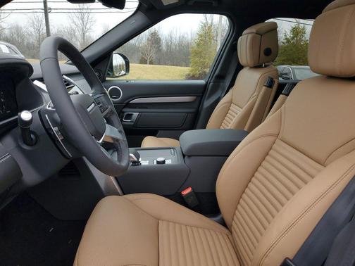 Fuji White 2026 Land Rover Discovery Dynamic SE