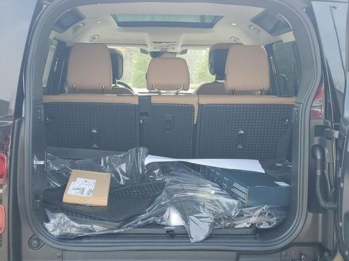 2025 Land Rover Defender 110 P300