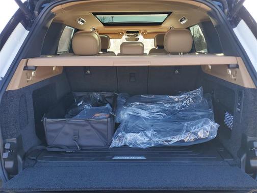 2026 Land Rover Range Rover P550e SE