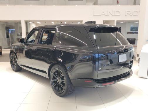 Santorini Black 2026 Land Rover Range Rover SE