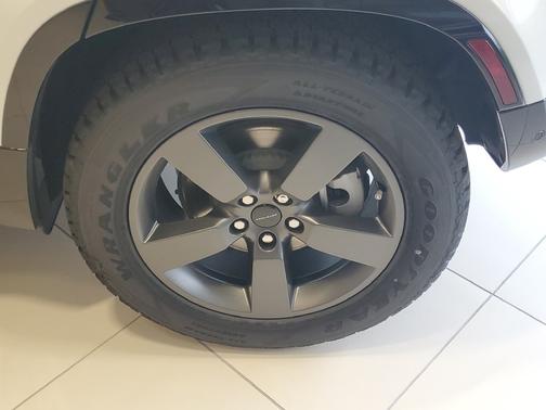 Fuji White 2026 Land Rover Defender X-Dynamic SE