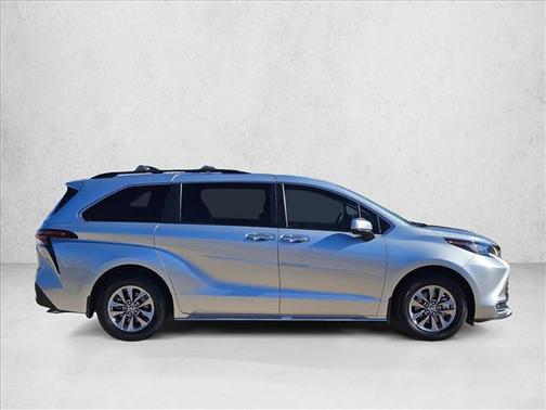 2023 Toyota Sienna XLE 8 Passenger