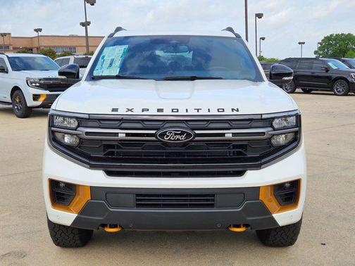Star White Metallic Tri-Coat 2026 Ford Expedition Tremor