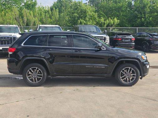 Diamond Black Crystal Pearlcoat 2019 Jeep Grand Cherokee Laredo