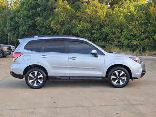 Ice Silver Metallic 2017 Subaru Forester 2.5i Limited