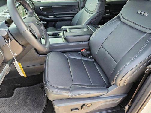 Star White Metallic Tri-Coat 2026 Ford Expedition Max Platinum