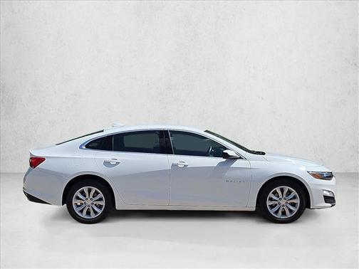 Summit White 2025 Chevrolet Malibu FWD 1LT