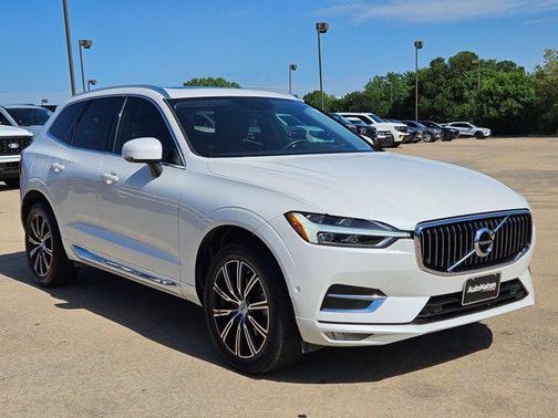 Crystal White Pearl Metallic 2019 Volvo XC60 T5 Inscription