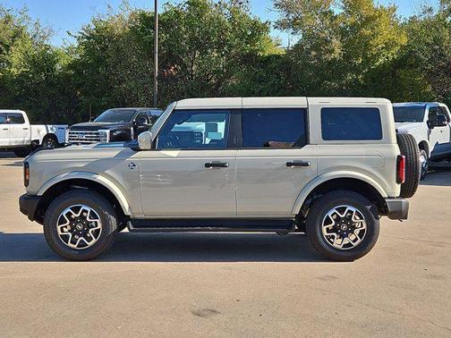 Desert Sand 2026 Ford Bronco Outer Banks