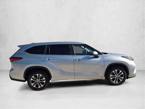 Celestial Silver Metallic 2023 Toyota Highlander Hybrid XLE