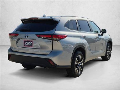 Celestial Silver Metallic 2023 Toyota Highlander Hybrid XLE
