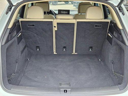 Glacier White Metallic 2024 Audi Q5 45 S line Premium