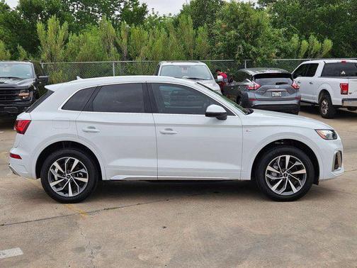Glacier White Metallic 2024 Audi Q5 45 S line Premium