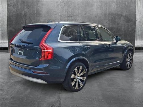 2022 Volvo XC90 T6 Momentum