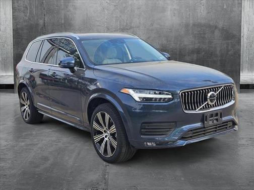 2022 Volvo XC90 T6 Momentum