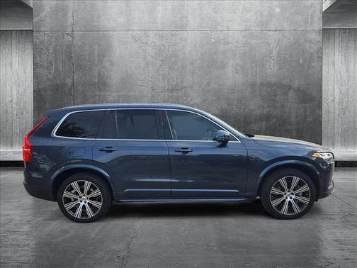 2022 Volvo XC90 T6 Momentum