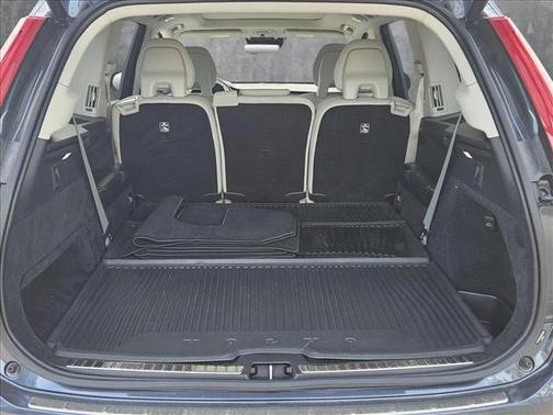 2022 Volvo XC90 T6 Momentum