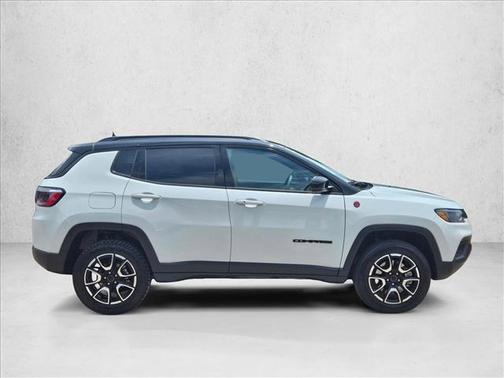 Bright White Clearcoat 2025 Jeep Compass Trailhawk