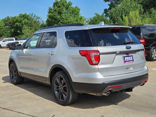 Ingot Silver Metallic 2017 Ford Explorer XLT