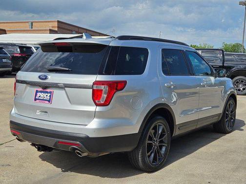 Ingot Silver Metallic 2017 Ford Explorer XLT