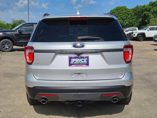 Ingot Silver Metallic 2017 Ford Explorer XLT