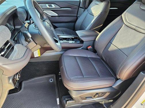 Star White Metallic Tri-Coat 2026 Ford Explorer Platinum