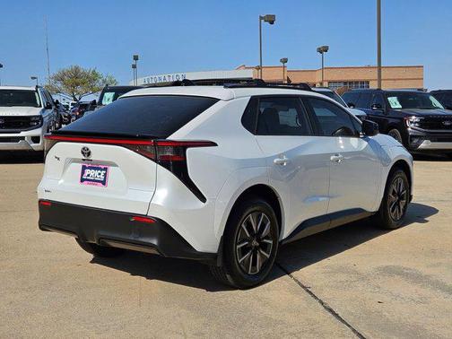 Wind Chill Pearl 2026 Toyota bZ XLE Plus