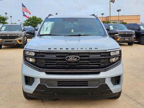 Glacier Gray Metallic Tri-Coat 2026 Ford Expedition Platinum