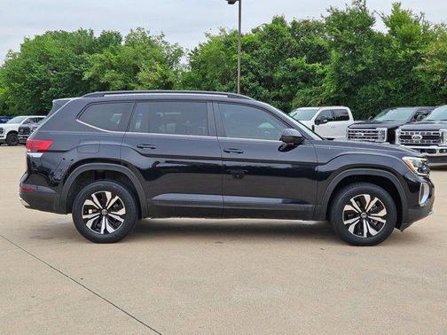 Deep Black Pearl 2024 Volkswagen Atlas 2.0T SE