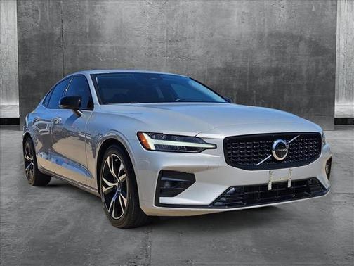 2024 Volvo S60 B5 Plus Dark Theme