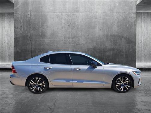 2024 Volvo S60 B5 Plus Dark Theme